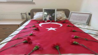 Depremde hayatını kaybeden Elif Nurun Rizede kaldığı yurt odasındaki yatağına çiçek ve Türk bayrağı bırakıldı