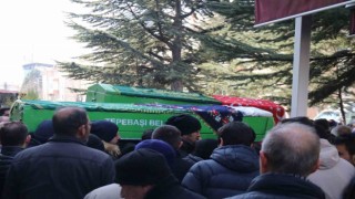 Depremde hayatını kaybeden Özlem öğretmen ve 5 yaşındaki kızı toprağa verildi