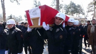 Depremde hayatını kaybeden polis memuru ve eşi Kayseride toprağa verildi