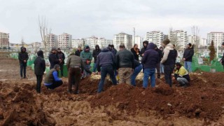 Depremde hayatını kaybeden vatandaşlar son yolculuğuna uğurlandı