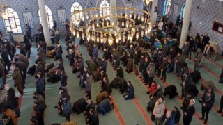 Depremde hayatını kaybedenler için gıyabi cenaze namazı kılındı