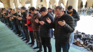 Depremde hayatını kaybedenler için Şanlıurfada gıyabi cenaze namazı