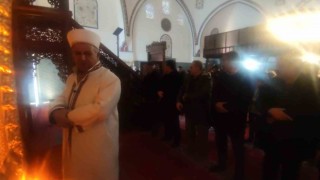 Depremde hayatını kaybedenler için tarihi Hüsrev Paşa Camiinde gıyabi cenaze namazı kılındı