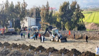 Depremde hayatını kaybedenler toplu mezarlıkta son yolculuğuna uğurlanıyor