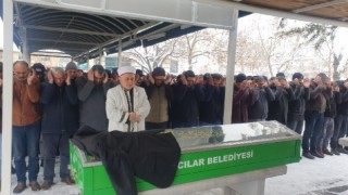 Depremde hayatını kaybedenler toprağa veriliyor