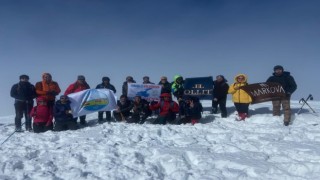 Depremde hayatını kaybedenlerin anısına Esrük Dağına tırmanış