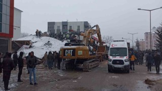Depremde Kahramanmaraşta birçok bina yıkıldı, kurtarma çalışmaları sürüyor