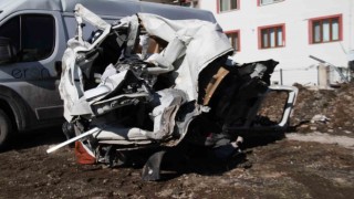 Depremde milyonluk araçlar kağıt gibi ezildi, top şeklini alan araç şaşkına çevirdi
