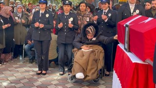 Depremde polis eşini ve 3 çocuğunu kaybetti, tekerlekli sandalye üzerinde tabuta son kez dokundu