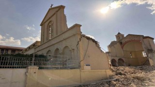 Depremde tarihi kilise de yıkıldı