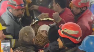 Depremde umutlar tükenmedi, baba ile kızı enkazdan 209 saat sonra sağ çıkarıldı