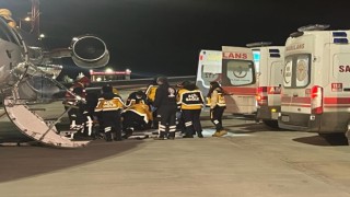 Depremde yaralanan 4 kişi ambulans uçakla Ankaraya getirildi