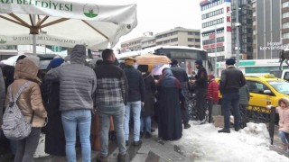 Depremde yaralananlara kan vermek isteyenler Kızılaya koştu