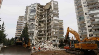 Depremde yarısı yıkılan apartmanın kontrollü yıkımına başlandı