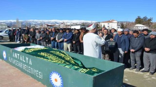 Depremde yaşamını yitiren Ümmühan öğretmen memleketi Antalyada toprağa verildi