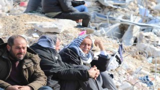 Depremde yıkılan binalar önünde umutlu bekleyişler devam ediyor