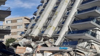 Depremde yıkılan binaların içinde kurtarılmayı beklediler