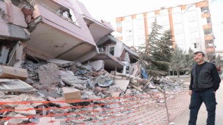 Depremde yıkılan evinin başında nöbet tutuyor