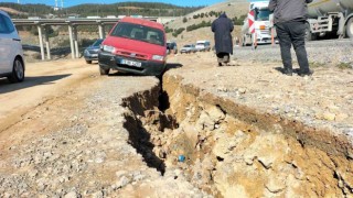 Depremde yol yarıldı, ticari araç içine düştü