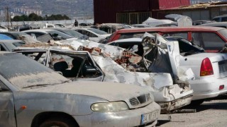 Depremde zarar gören binlerce araç otoparklarda
