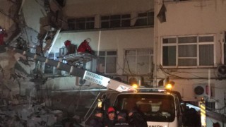 Depremde zarar gören hastanede mahsur kalan hemşire ve hastalar kurtarıldı