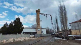 Depremde zarar gören minare kontrollü olarak yıkıldı