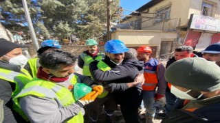 Depremden 248 saat sonra Aleynanın kurtarılmasına tanık olan Başkan Şayir, gözyaşlarına engel olamadı