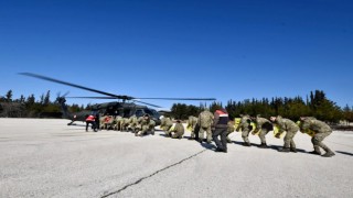 Depremden etkilenen köylere helikopter ile yardım ulaştırıldı