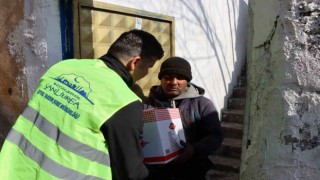 Depremden etkilenen vatandaşların gıda kolileri evlerine ulaştırılıyor