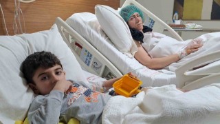 Depremden kurtulan anne-oğul, birbirine hastanede kavuştu