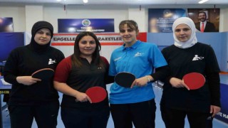Depremden kurtulan milli sporcu kardeşlerin ilk işi masa tenisi oynamak oldu