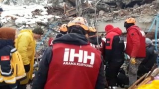 Depremden onlarca saat sonra enkazdan sağ çıkarıldı
