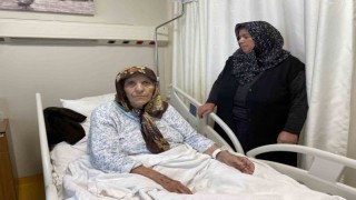 Depreme hastanede yakalanan 84 yaşındaki Emine Teyzeyi hemşire kurtardı