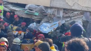 Depremin 107. saatinde 3 kardeş ve anneleri enkazdan canlı olarak çıkarıldı