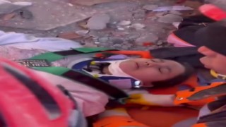 Depremin 11. gününde 248. saatte 17 yaşındaki kız enkazdan sağ çıkarıldı