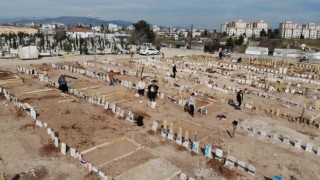 Depremin 14üncü gününde mezarlıkta dinmeyen acı