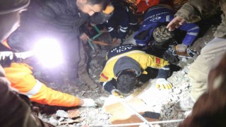 Depremin 24. saatinde enkazdan kurtulan Deniz umut oldu