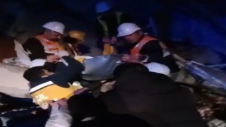 Depremin 40. saatinde Ramazan amcayı öğretmenler kurtardı