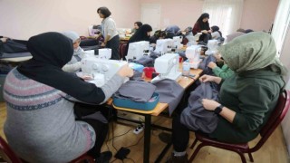Depremin acısını 24 yıl önce yaşayan kadınlar afetzedeleri ısıtabilmek için aralıksız çalışıyor