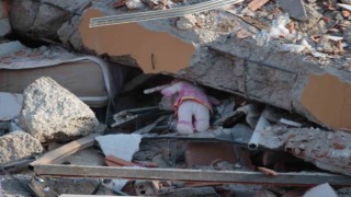 Depremin merkez üssünde yürek burkan fotoğraf: Oyuncak bebekte enkaz altında kaldı