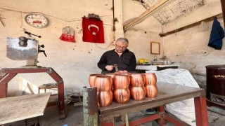 Depremin vurduğu Kahramanmaraşta sokaklardaki sessizliği bakırcı sesleri bozdu