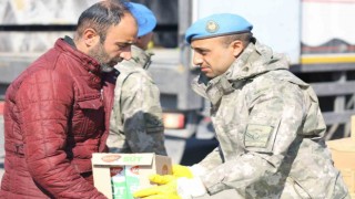 Depremin yaralarını kahraman Mehmetçik sarıyor