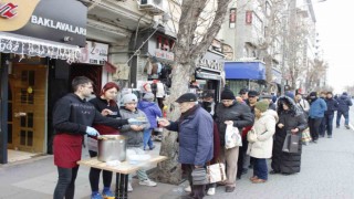 Depremlerde hayatını kaybedenler için 10 bin kişilik helva dağıtıldı
