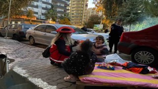 Depremzede ailelere ve çocuklara destek oluyorlar