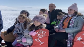 Depremzede ailelerin Çıldır Gölünde atlı kızak heyecanı