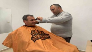 Depremzede berberlerden ücretsiz tıraş
