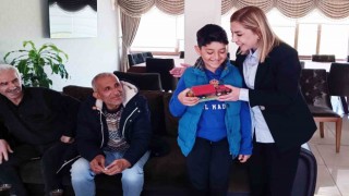 Depremzede Buğraya Milletvekili Gökcandan sürpriz doğum günü pastası