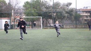 Depremzede çocuklar futbol oynayarak moral depoluyor