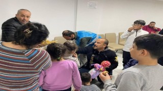Depremzede çocuklar için topladığı oyuncakların dağıtımını yaptı