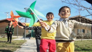 Depremzede çocuklara oyun ve atölyelerle moral